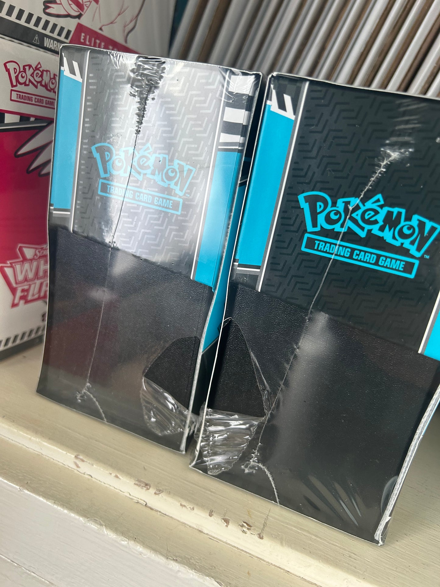 (Damaged Seal) Pokémon TCG: Scarlet & Violet 10.5 - Black Bolt - Elite Trainer Box Zekrom